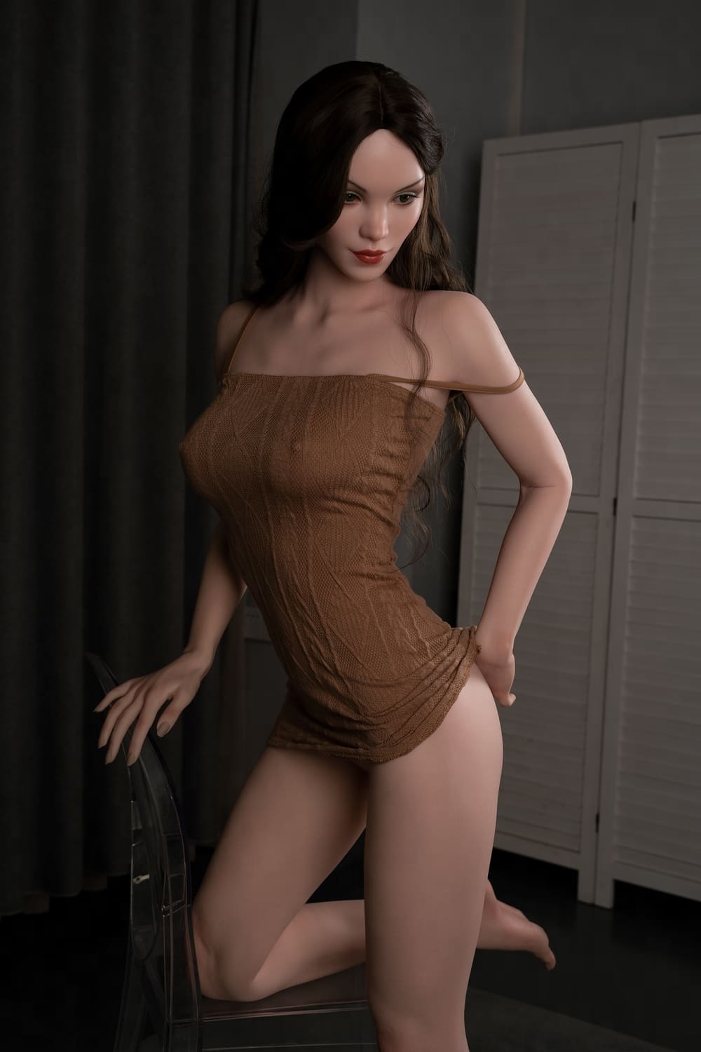 Секс-лялька Zelda фото 7 - SexDolls.com.ua Секс лялька Zelda підняла свою сукню та закинула ногу на стілець