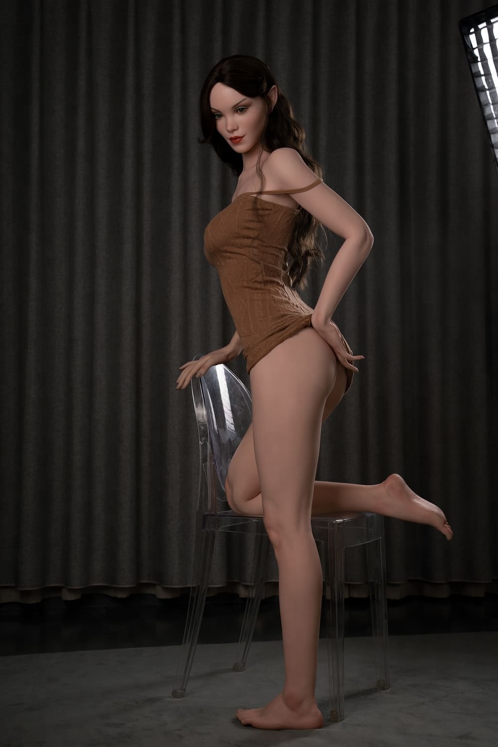 Секс-лялька Zelda фото 8 - SexDolls.com.ua Секс лялька Zelda закинула одну ногу на стілець
