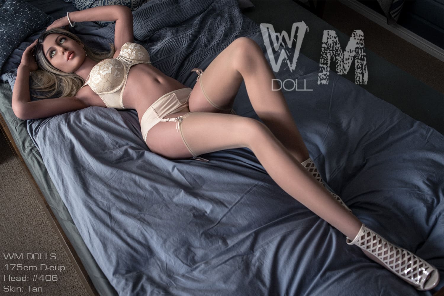 Секс-лялька Felippa фото 15 - SexDolls.com.ua Секс лялька Felippa лежить на ліжку в нижній білизні на повний зріст