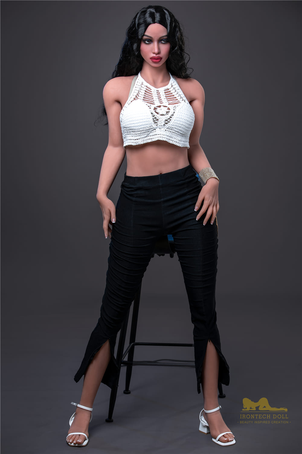 секс-лялька Alta - фото 22 - SexDolls.com.ua Секс лялька Alta у чорних джинсах та білих босоніжках