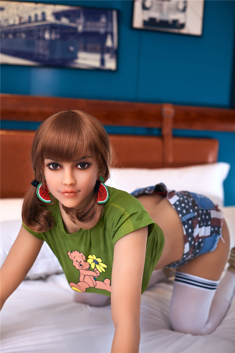 секс-лялька Deborah - фото 20 - SexDolls.com.ua Секс лялька Deborah стоїть раком на ліжку