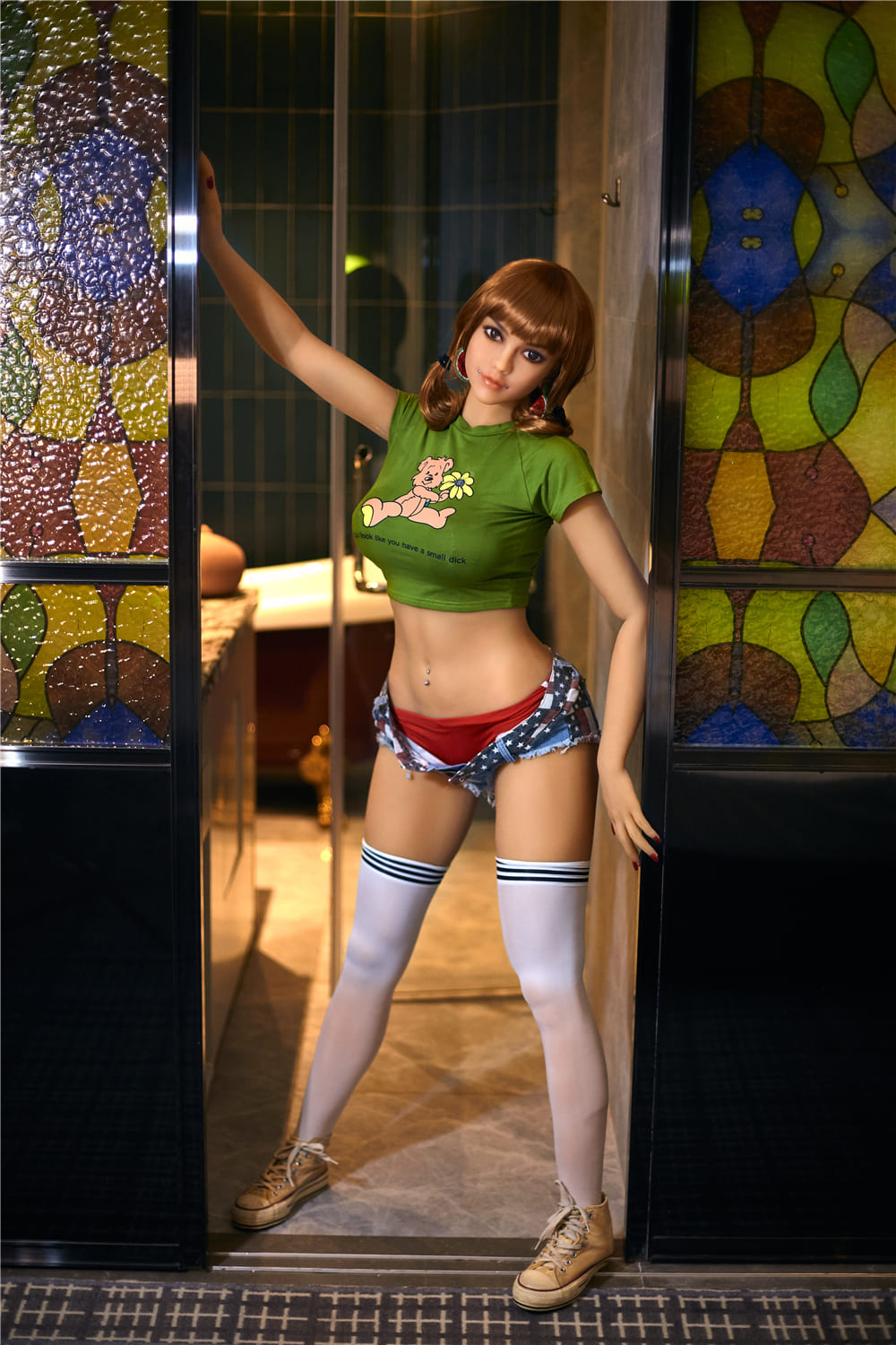 секс-лялька Deborah - фото 21 - SexDolls.com.ua Секс лялька Deborah стоїть у дверях у коротких джинсових шортах