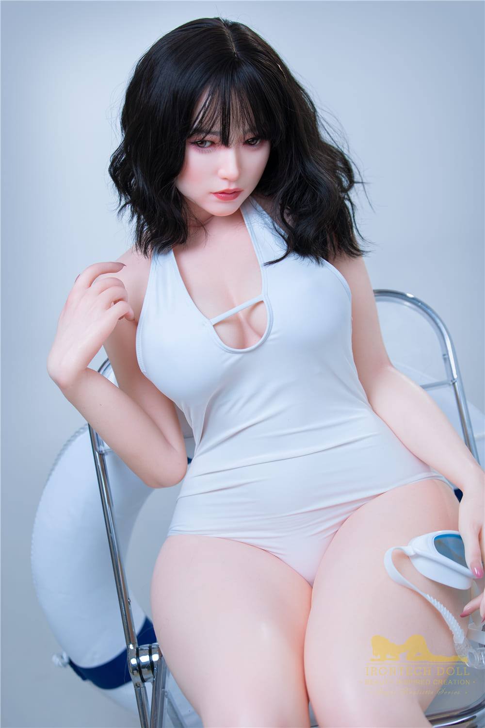 секс-лялька Luizi - фото 11 - SexDolls.com.ua Секс лялька Luizi в купальнику і тримає в руках окуляри для плавання