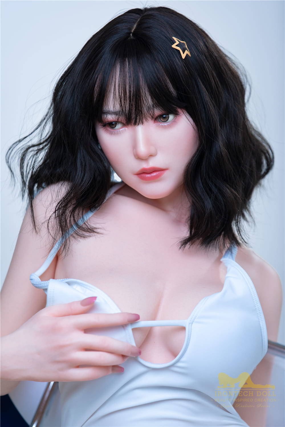 секс-лялька Luizi - фото 16 - SexDolls.com.ua Секс лялька Luizi тримає себе за груди