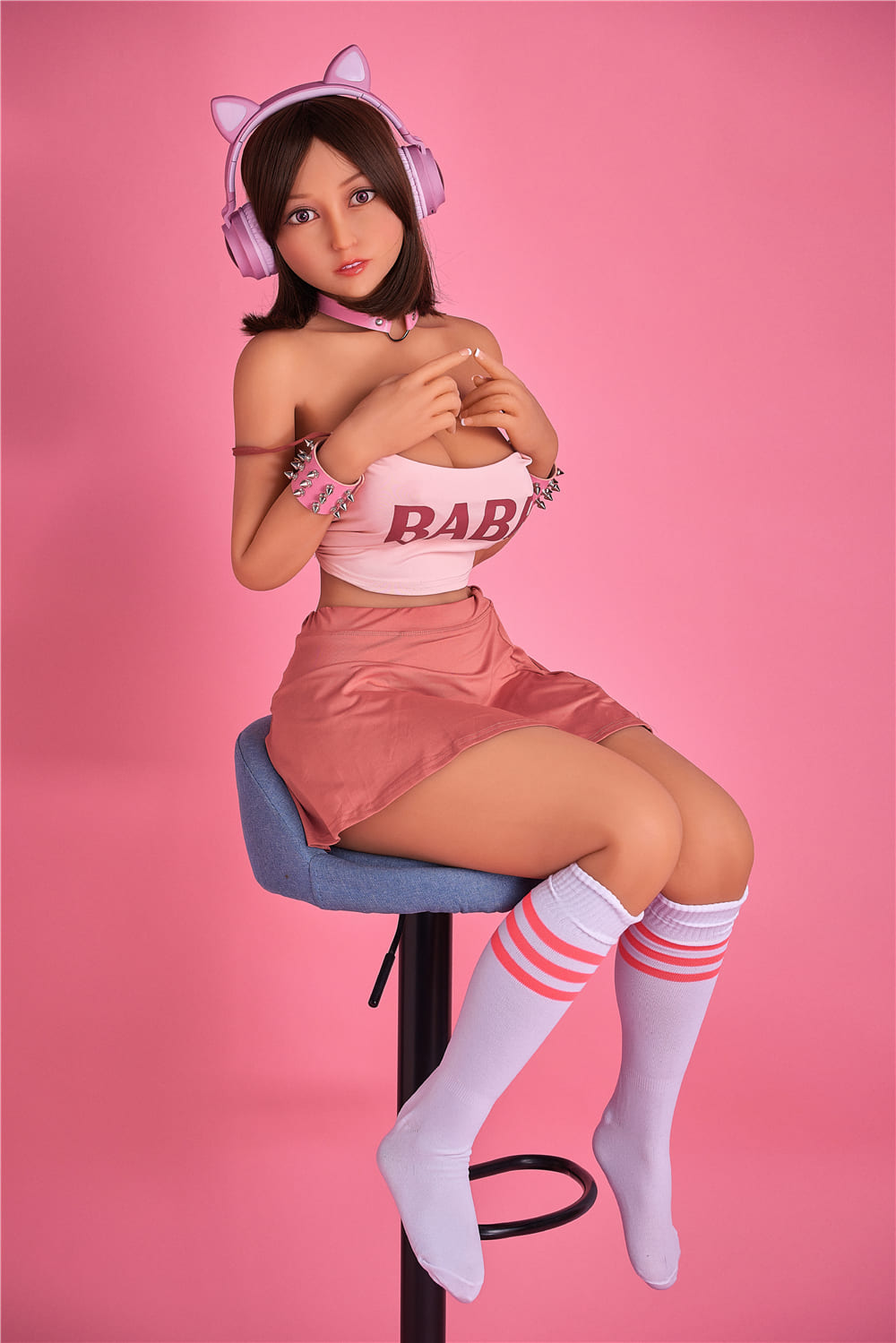 секс-лялька Marion - фото 11 - SexDolls.com.ua Секс лялька Маріон тримає себе за груди сидячи на стільці