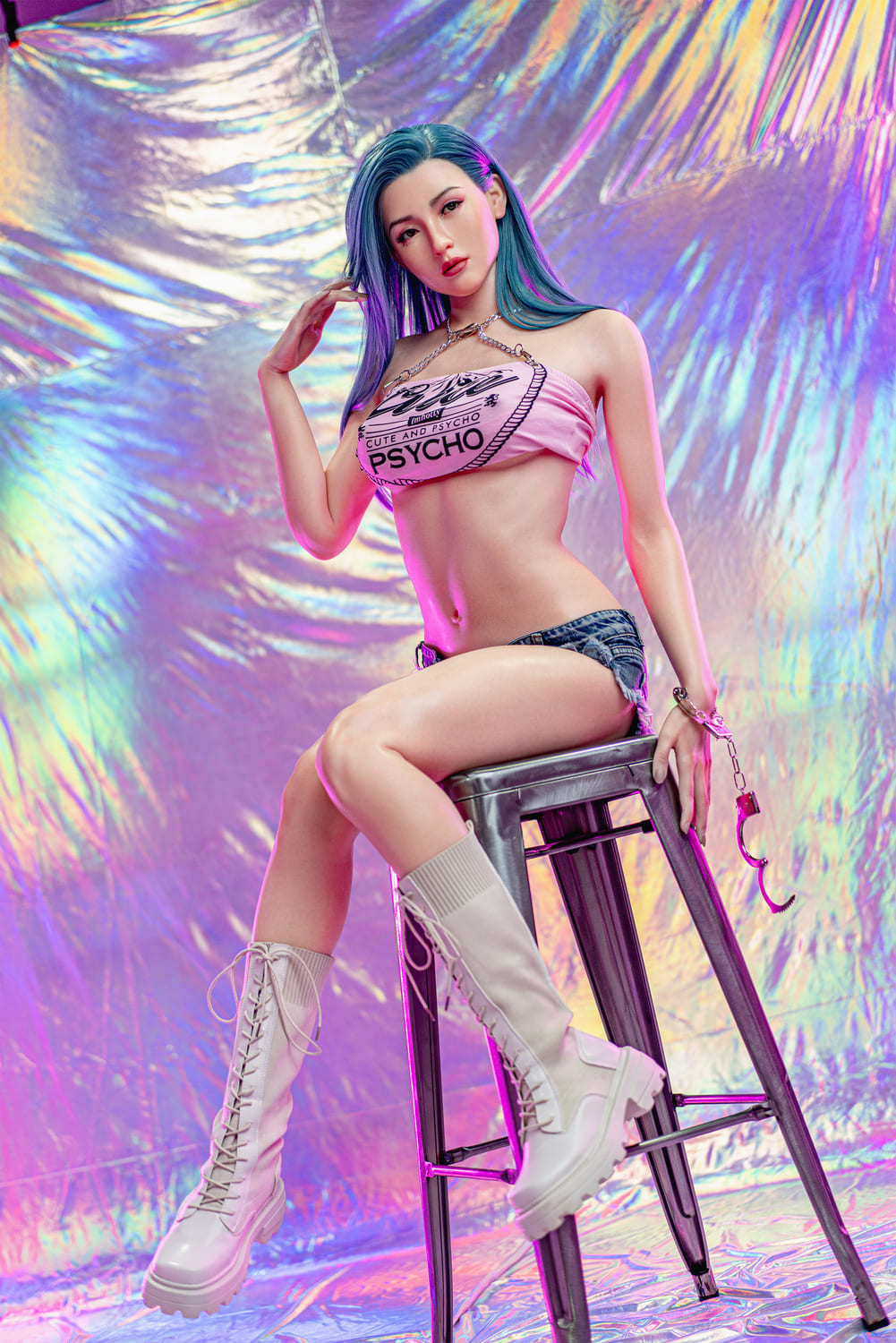 Секс-лялька Kaia - фото 10 - SexDolls.com.ua Секс лялька Kaia сидить на табуреті