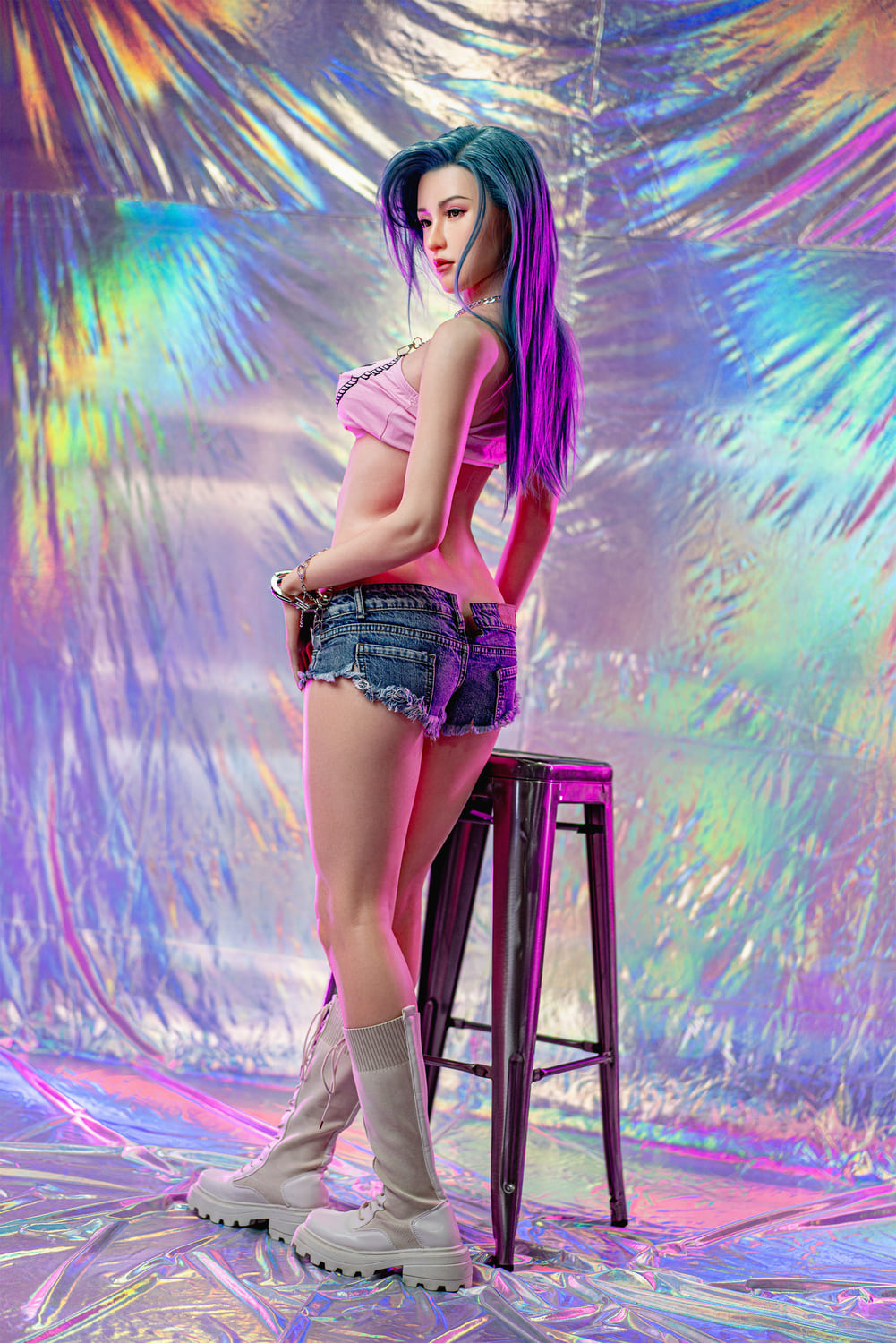 Секс-лялька Kaia - фото 12 - SexDolls.com.ua Секс лялька Kaia стоїть біля табурету