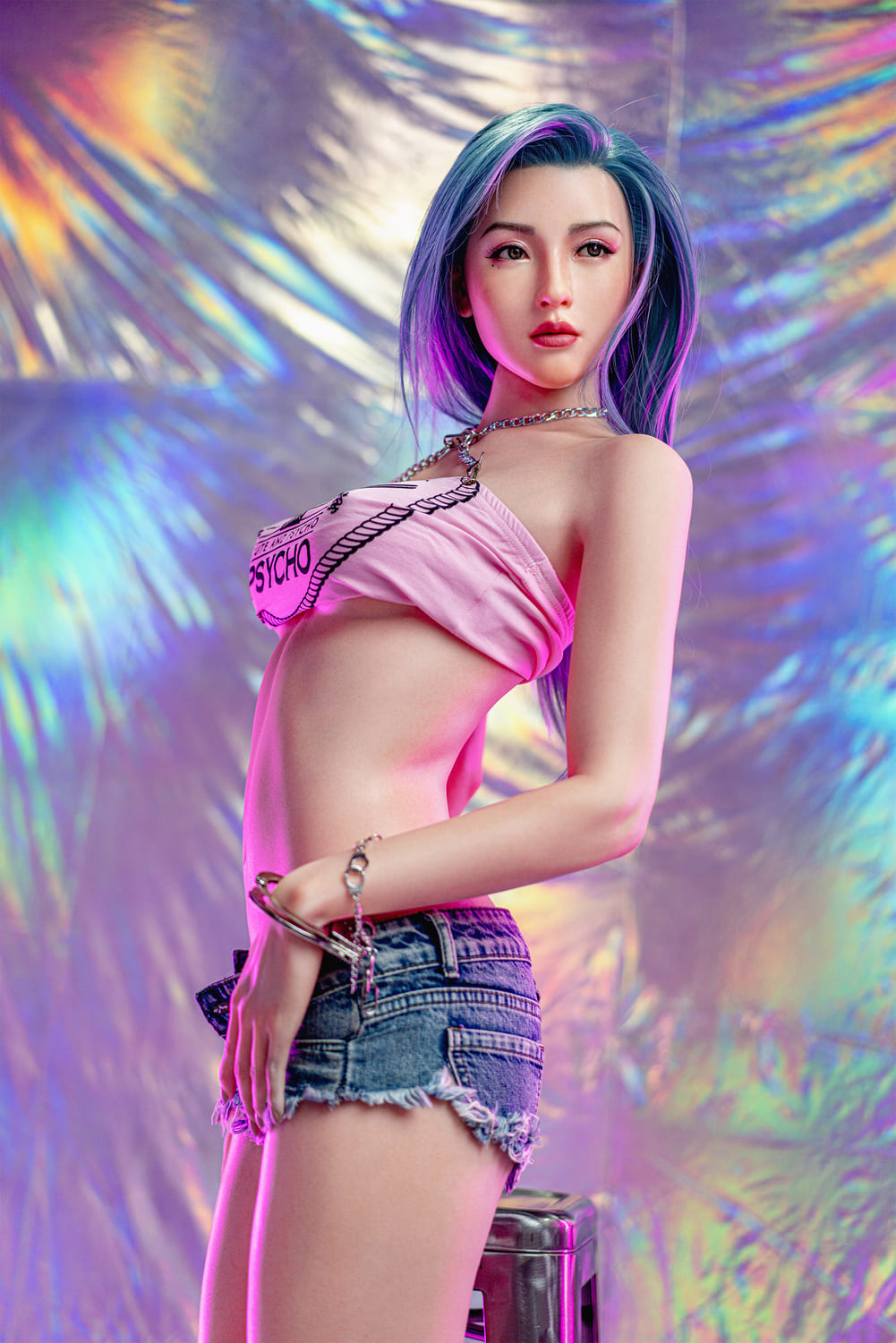 Секс-лялька Kaia - фото 13 - SexDolls.com.ua Секс лялька Kaia стоїть у майці та шортах