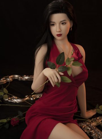 Секс-лялька Riyo - фото 5 - SexDolls.com.ua Секс лялька Riyo в червоній сукні з трояндою в руці