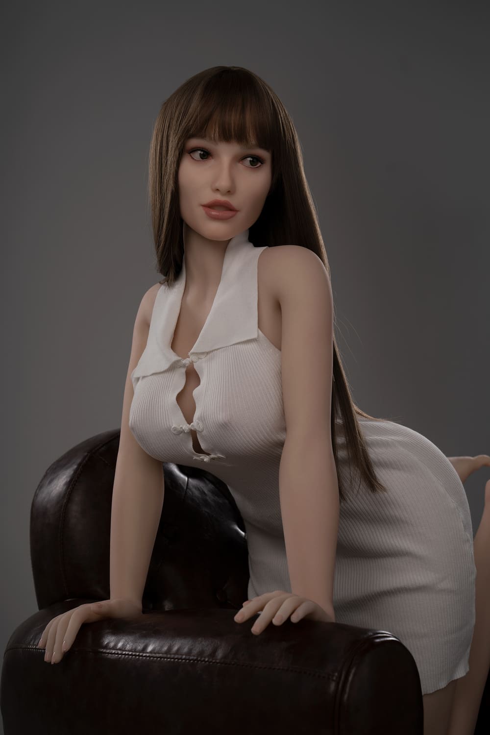 Секс-лялька Selma - фото 13 - SexDolls.com.ua Секс лялька Selma сидить у кріслі спираючись на підлокітник