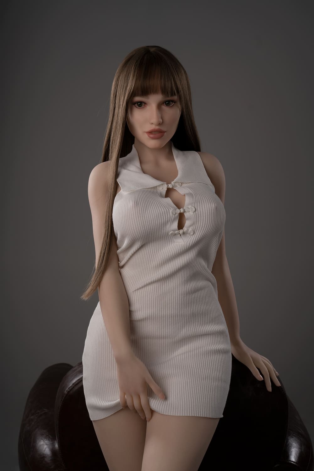 Секс-кукла Selma - фото 4 - SexDolls.com.ua Секс лялька Selma в короткій білій сукні стоїть біля крісла