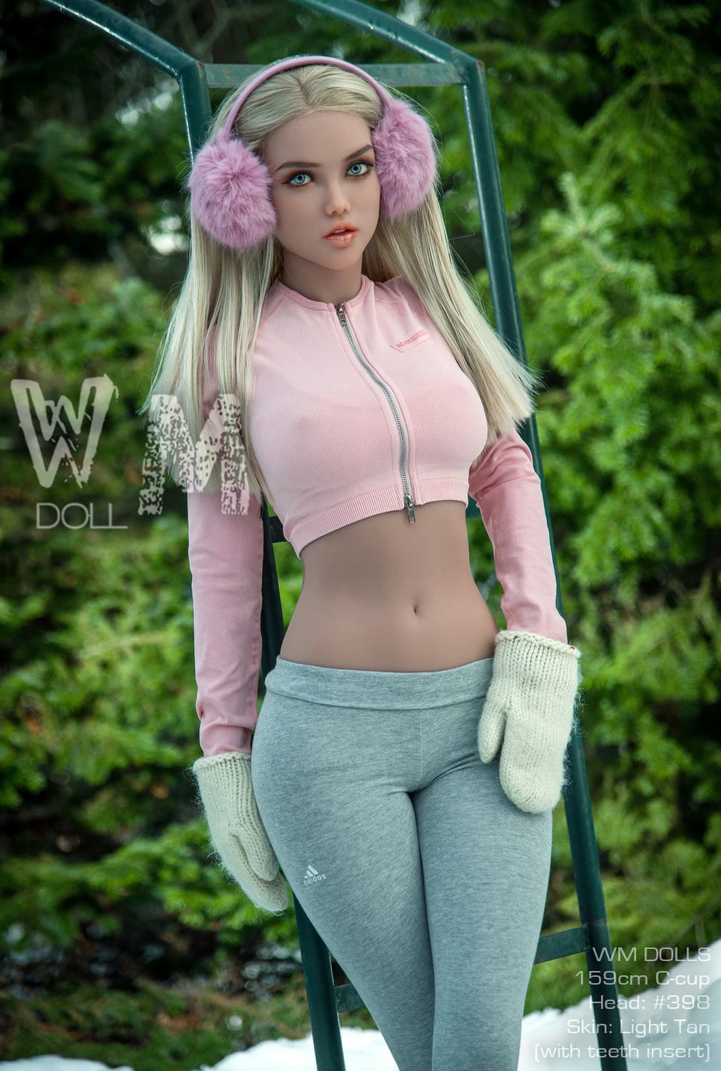 Секс-лялька Thea - фото 3 - SexDolls.com.ua Секс лялька Thea на фоні дерев