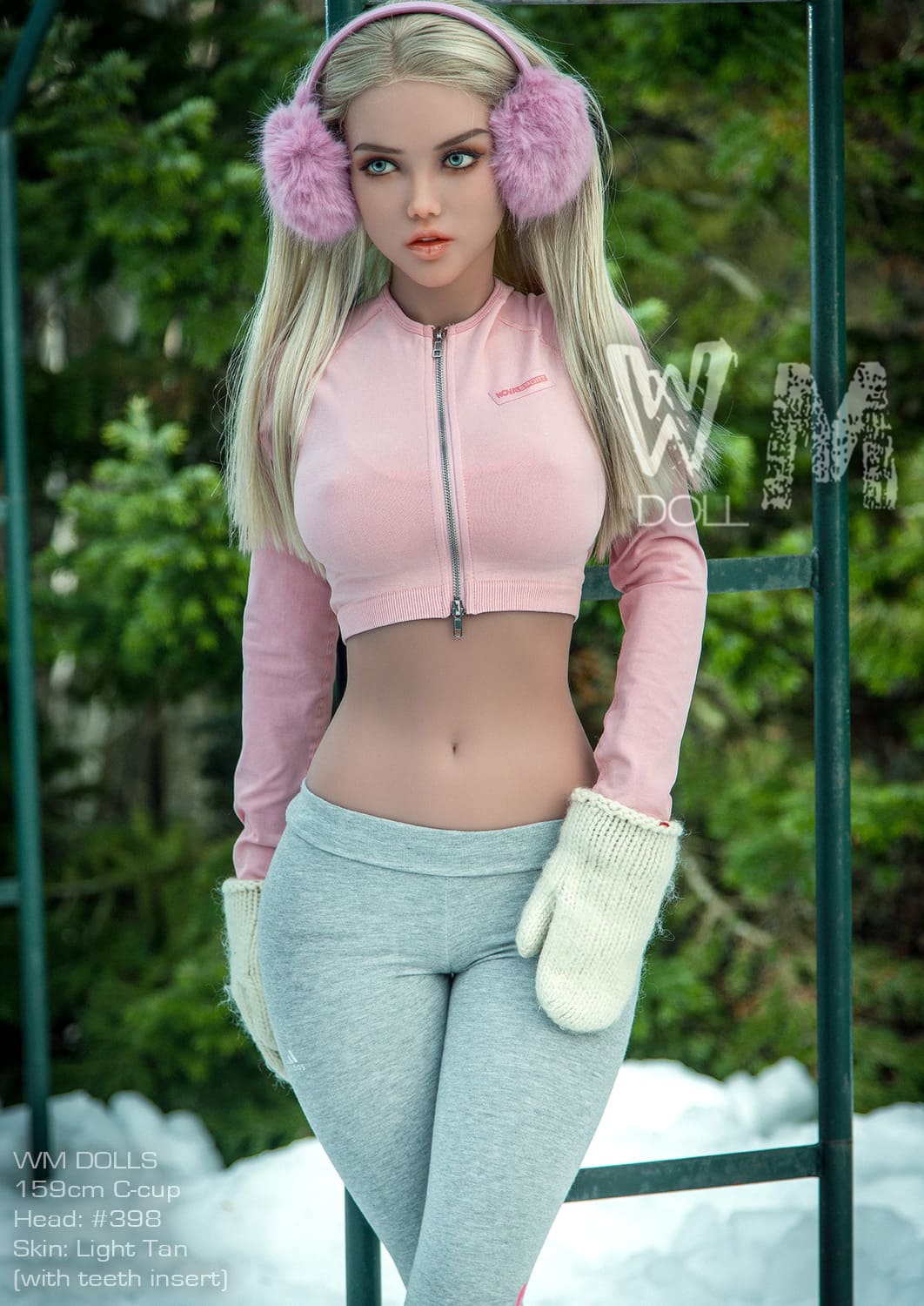 Секс-лялька Thea - фото 4 - SexDolls.com.ua Секс лялька Thea на фоні дерев і снігу