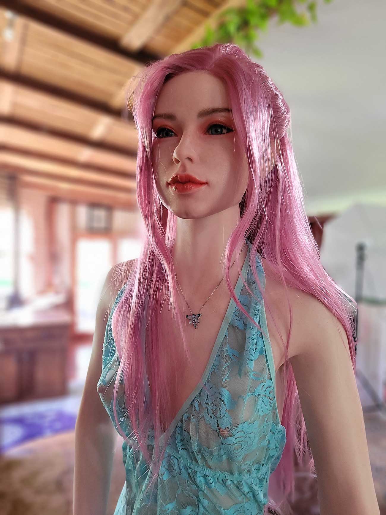 Секс-лялька Queen фото 2 - SexDolls.com.ua Секс лялька Queen стоїть у кімнаті