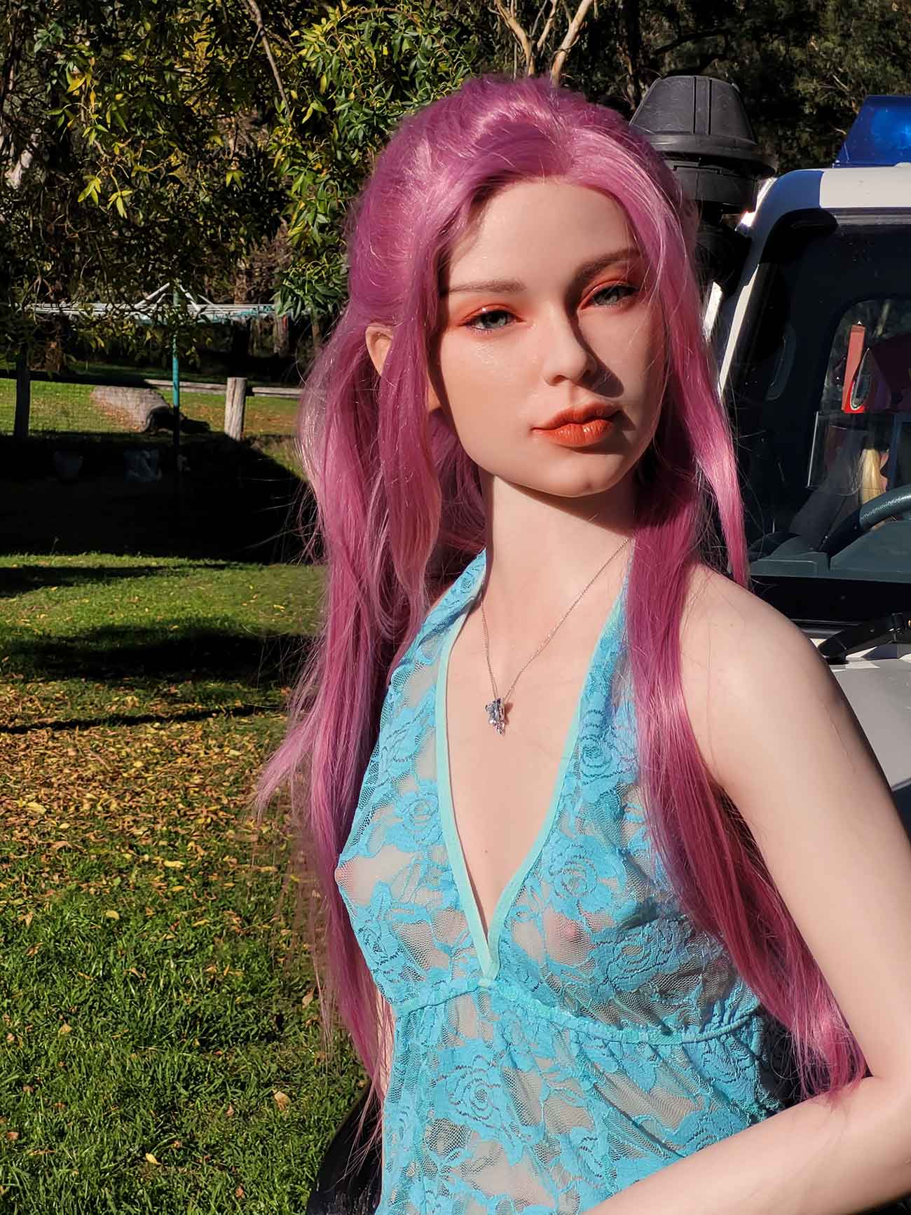Секс-лялька Queen фото 7 - SexDolls.com.ua Секс лялька Queen дивиться в далечінь