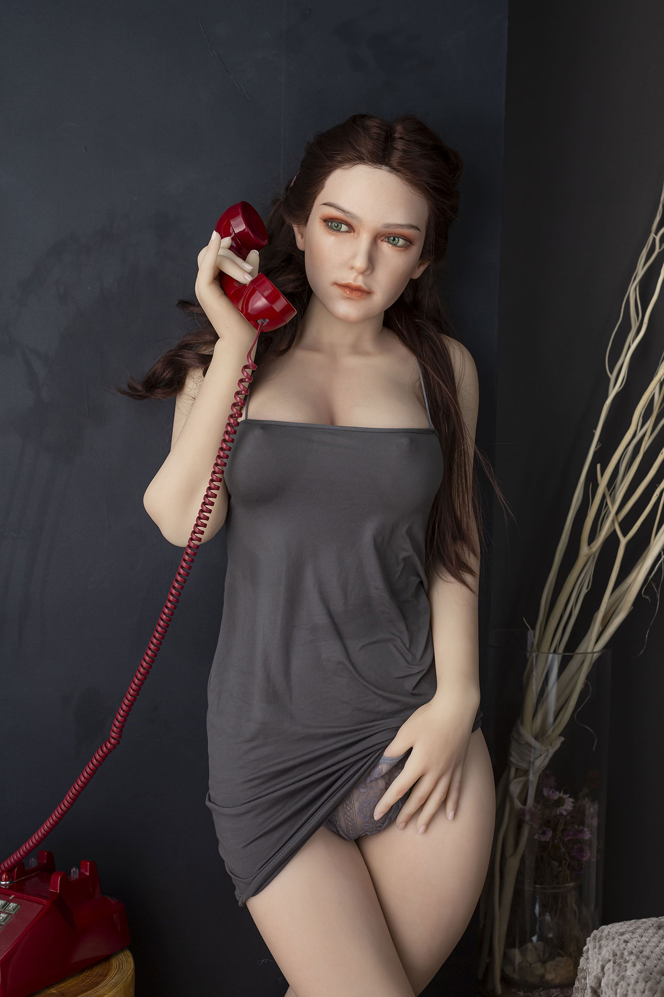 vane30 - SexDolls.com.ua Секс кукла Vane в сером платье говорит по телефону