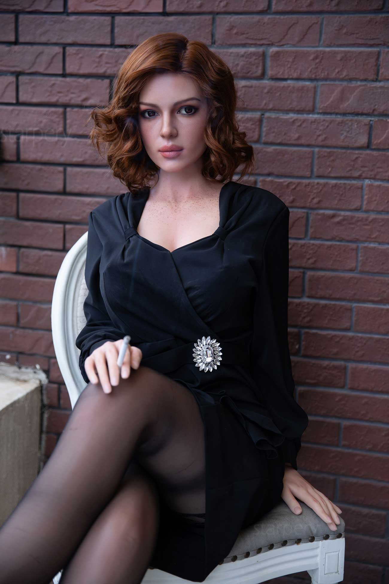 Секс-лялька Wayne фото 4 - SexDolls.com.ua Секс лялька Wayne в чорній сукні сидить на стільці
