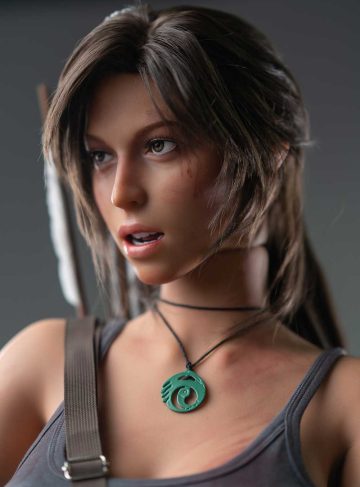 Секс-лялька Lara із зеленим медальйоном на шиї