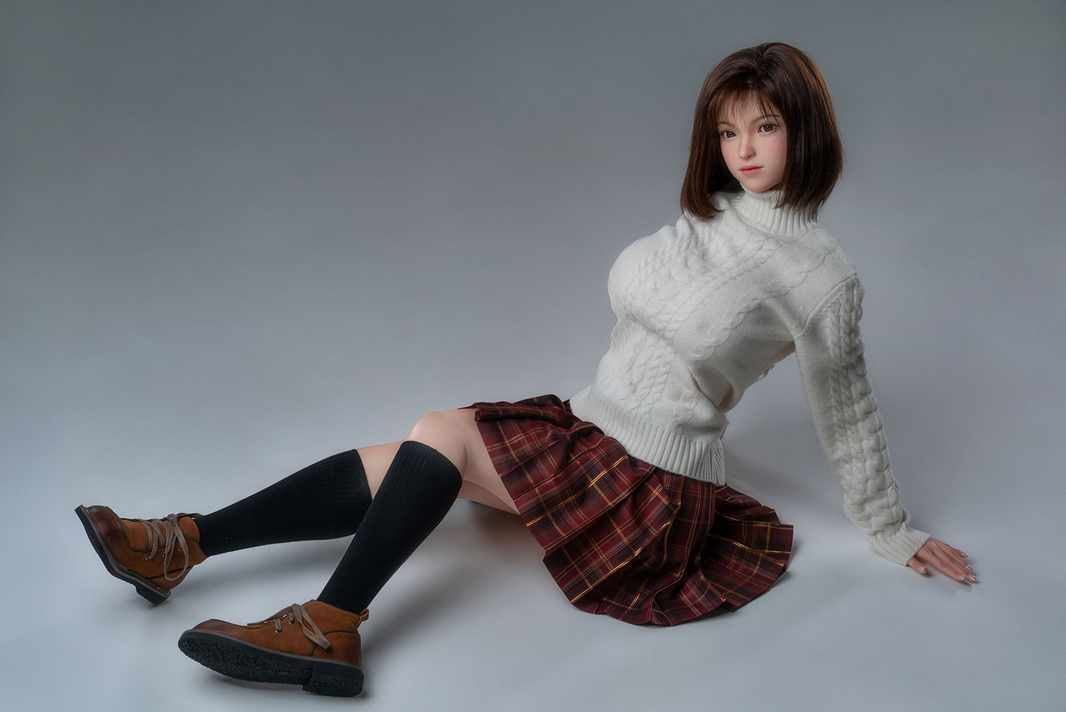 Секс-лялька Nozomi - фото 10 - SexDolls.com.ua Секс лялька Nozomi сидить на підлозі у короткій спідниці