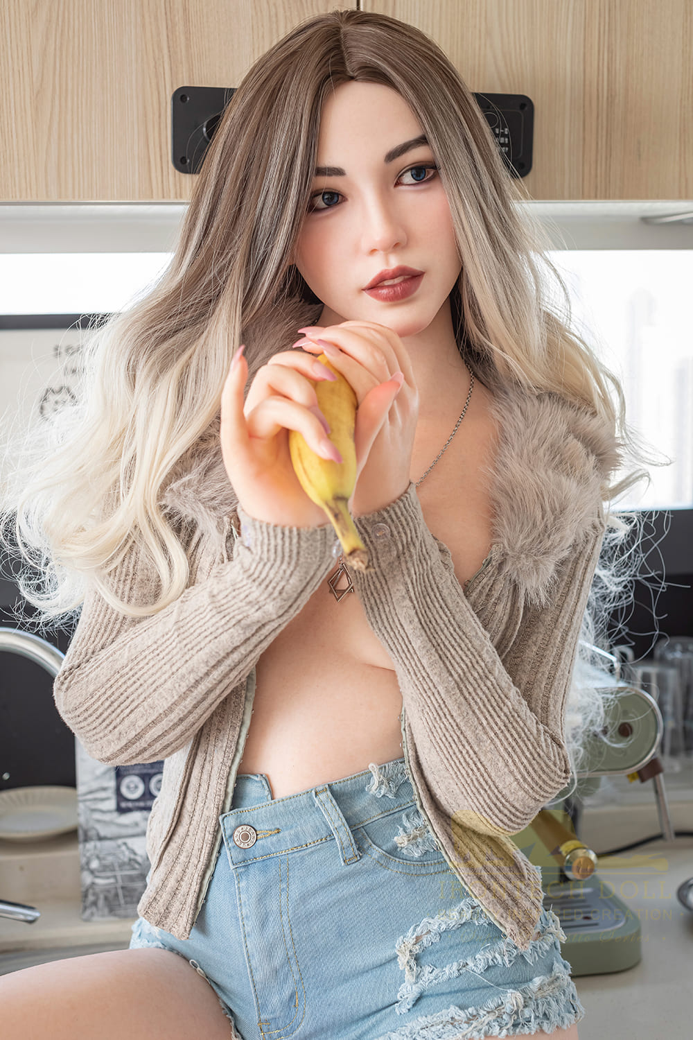 Секс-лялька Desiree фото 18 - SexDolls.com.ua Секс лялька Desiree тримає банан біля обличчя