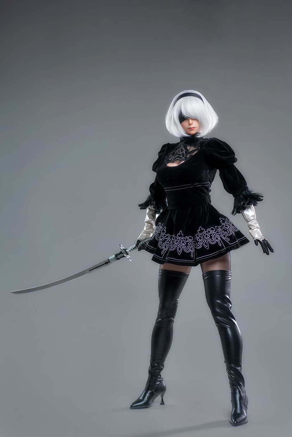 Секс-лялька Yorha - фото 10 - SexDolls.com.ua Секс лялька Yorha у чорних ботфортах та сукні