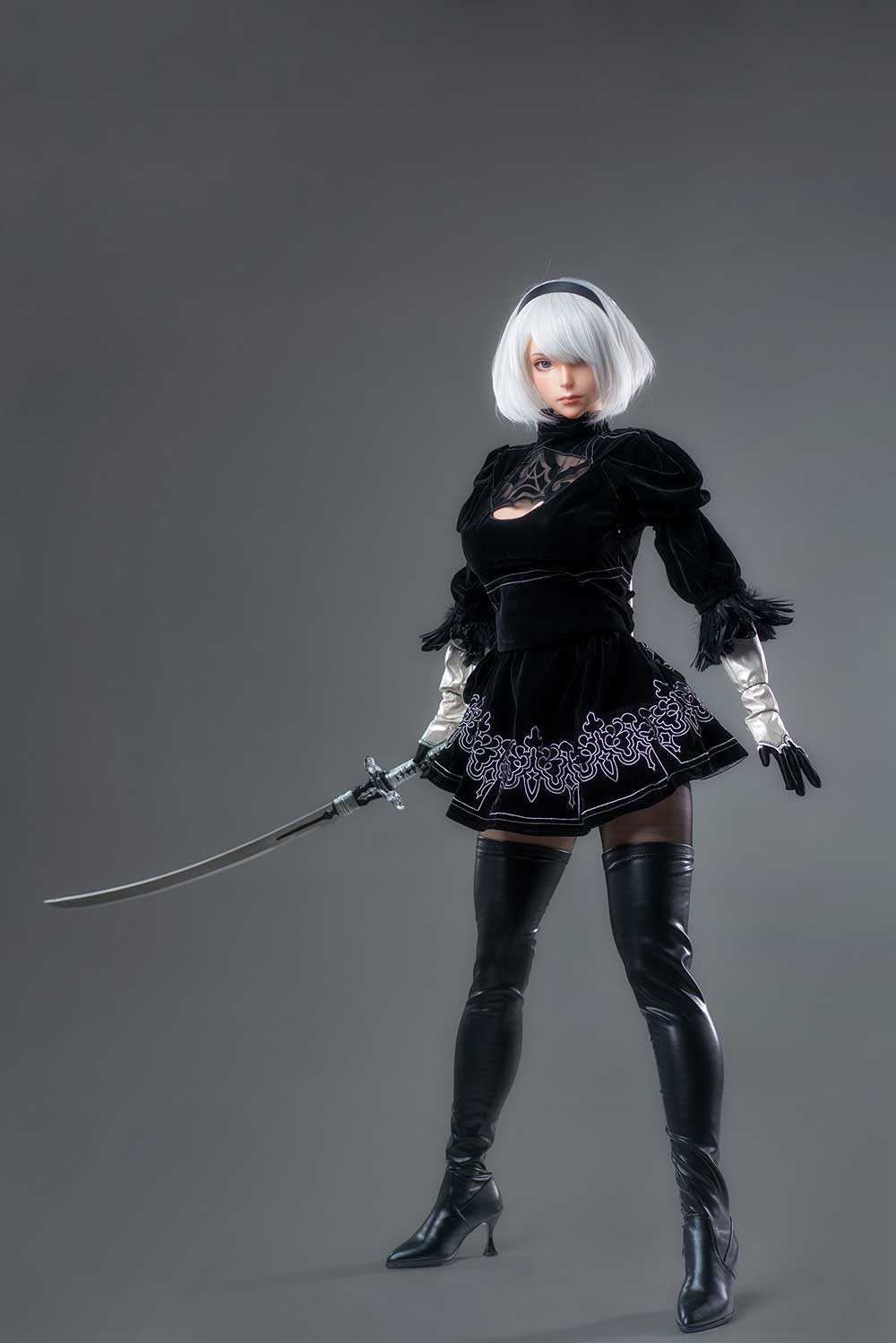 Секс-лялька Yorha - фото 13 - SexDolls.com.ua Секс лялька Yorha стоїть з мечем у руці