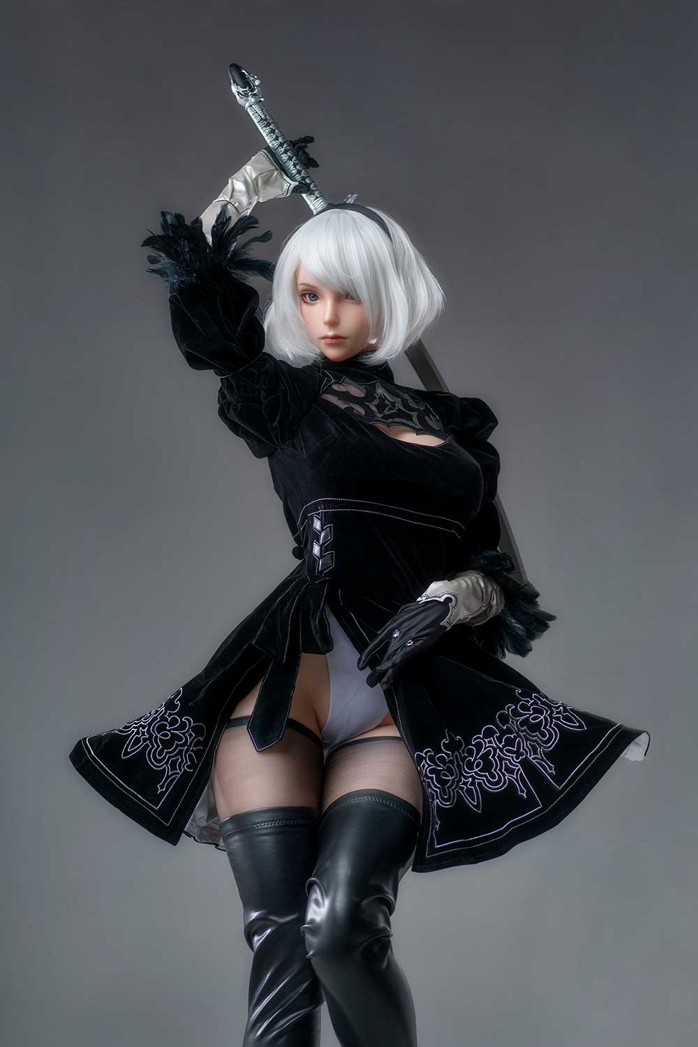 Секс-лялька Yorha - фото 15 - SexDolls.com.ua Секс лялька Yorha показує трусики