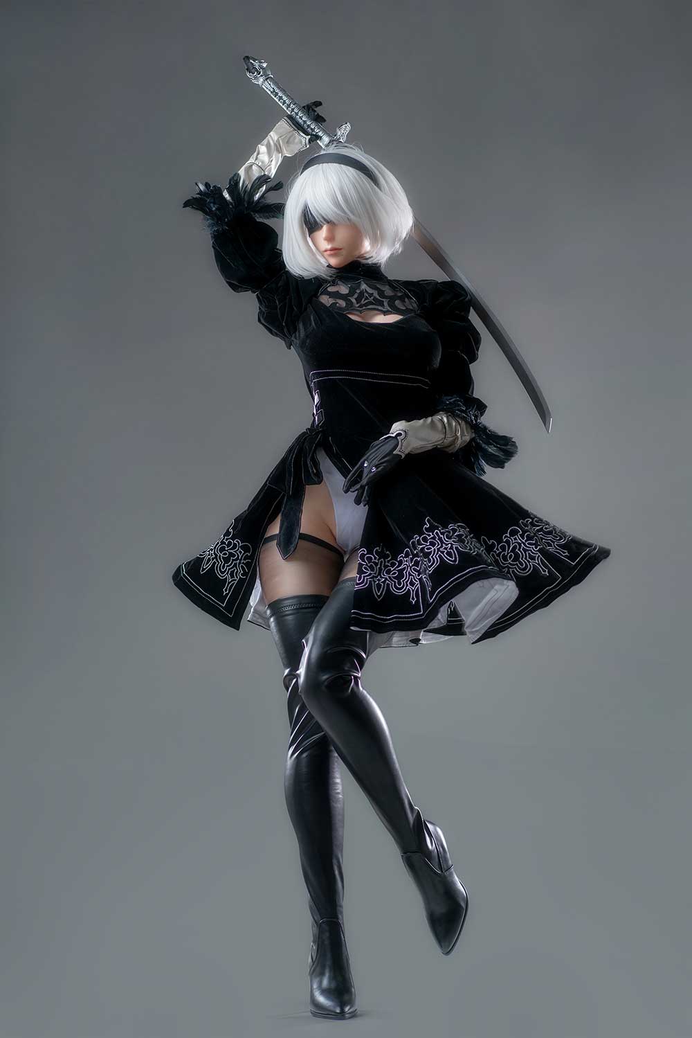 Секс-лялька Yorha - фото 16 - SexDolls.com.ua Секс лялька Yorha тримає меч за головою