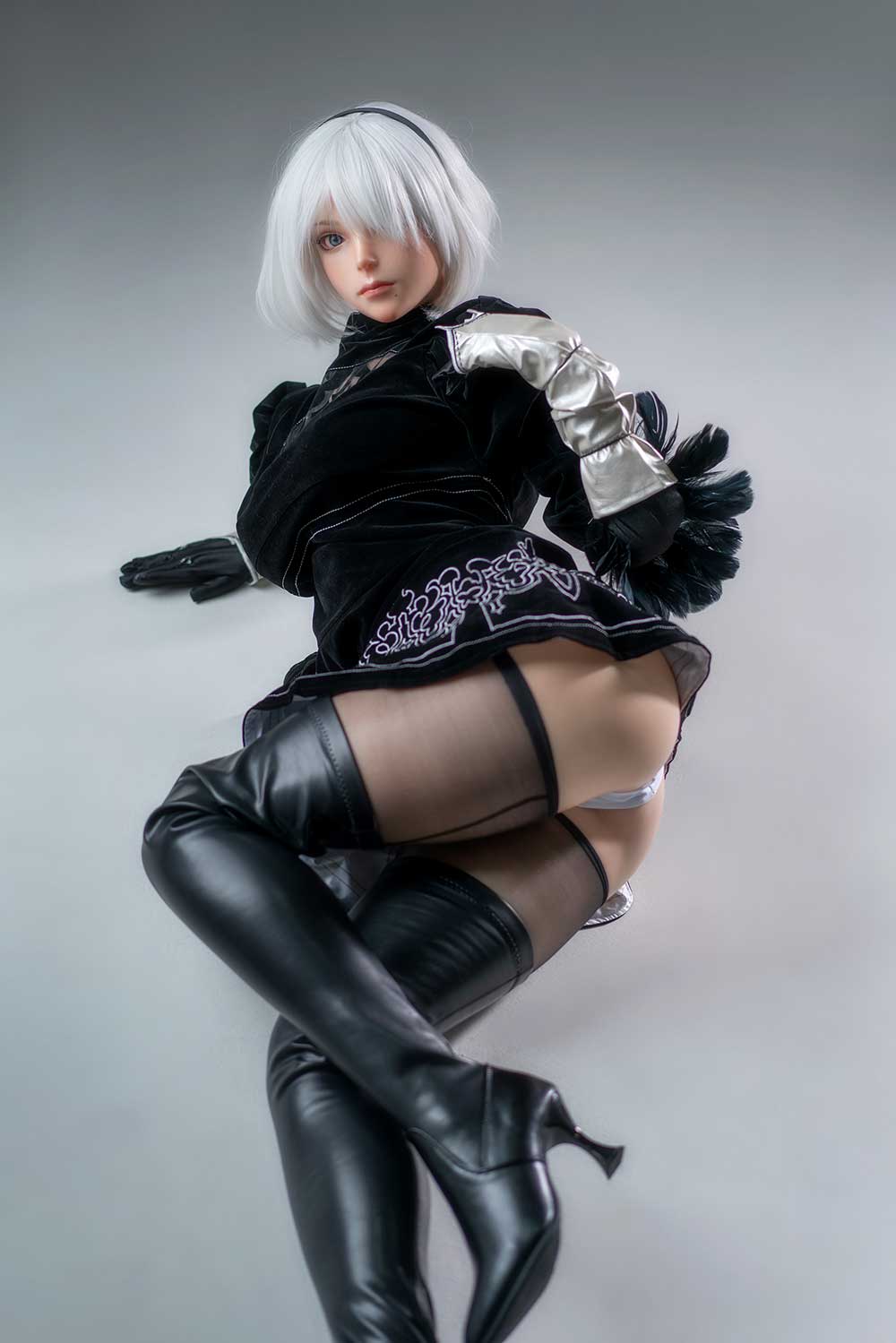 Секс-лялька Yorha - фото 18 - SexDolls.com.ua Секс лялька Yorha в чорних панчохах лежить на підлозі