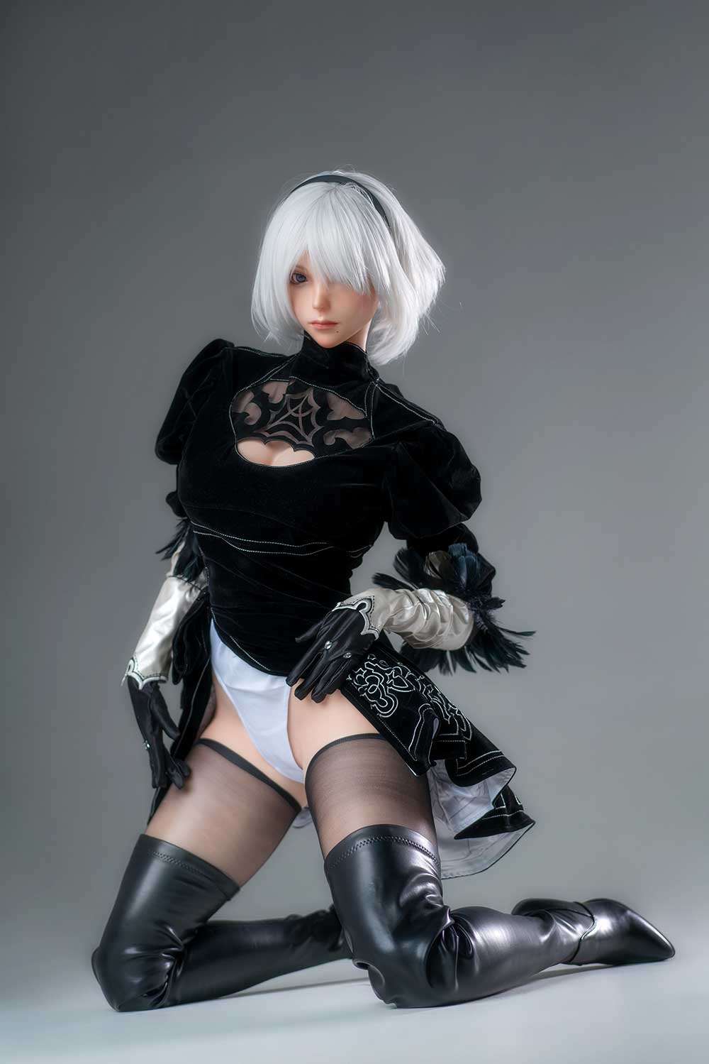 Секс-лялька Yorha - фото 19 - SexDolls.com.ua Секс лялька Yorha стоїть на колінах на підлозі