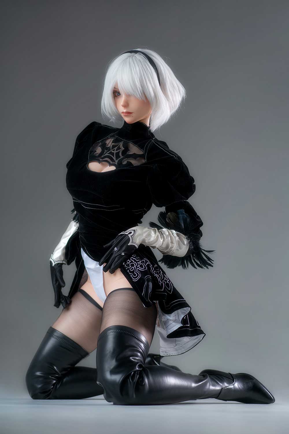 Секс-лялька Yorha - фото 20 - SexDolls.com.ua Секс лялька Yorha стоїть на підлозі на колінах боком
