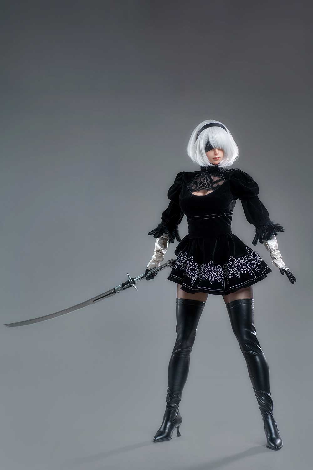 Секс-лялька Yorha - фото 9 - SexDolls.com.ua Секс лялька Yorha стоїть у чорній сукні