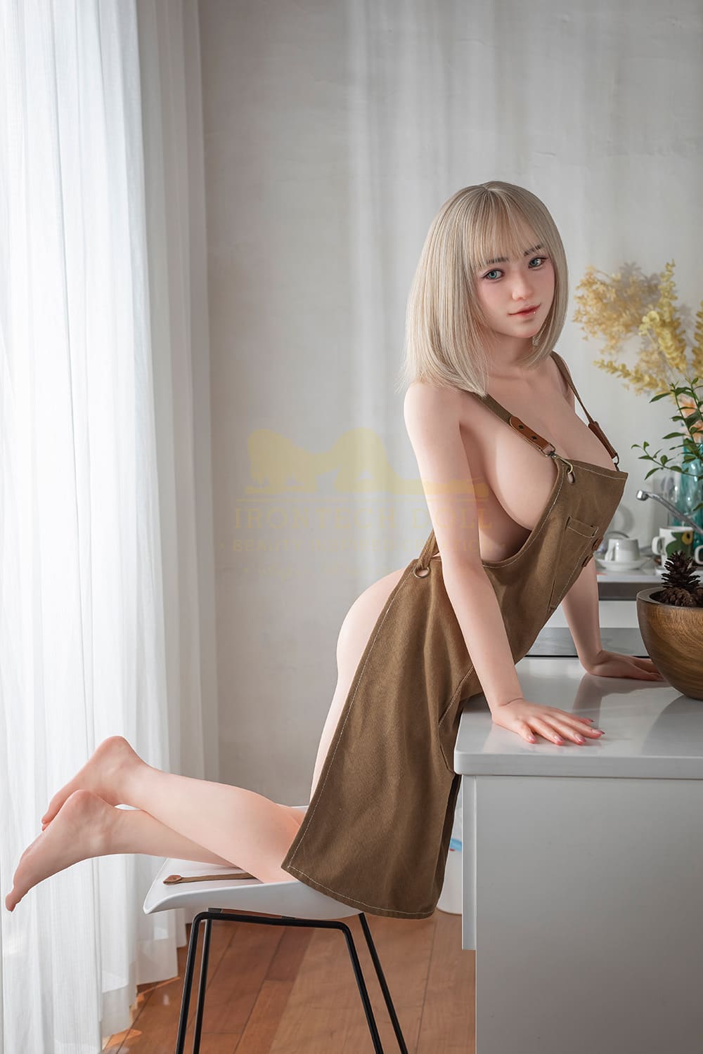 Секс-лялька Almira фото 14 - SexDolls.com.ua Секс лялька Almira стоїть на колінах
