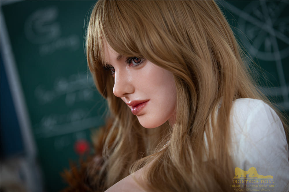 Секс-лялька Carry фото 14 - SexDolls.com.ua Секс лялька Carry дивиться в далечінь