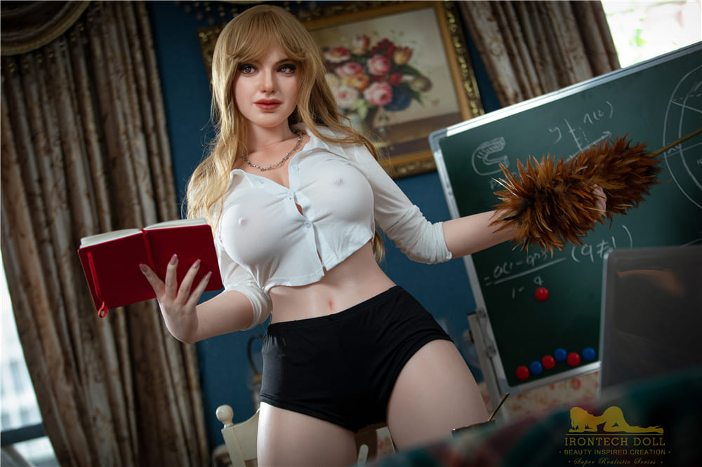 Секс-лялька Carry фото 2 - SexDolls.com.ua Секс лялька Carry тримає книгу в руках