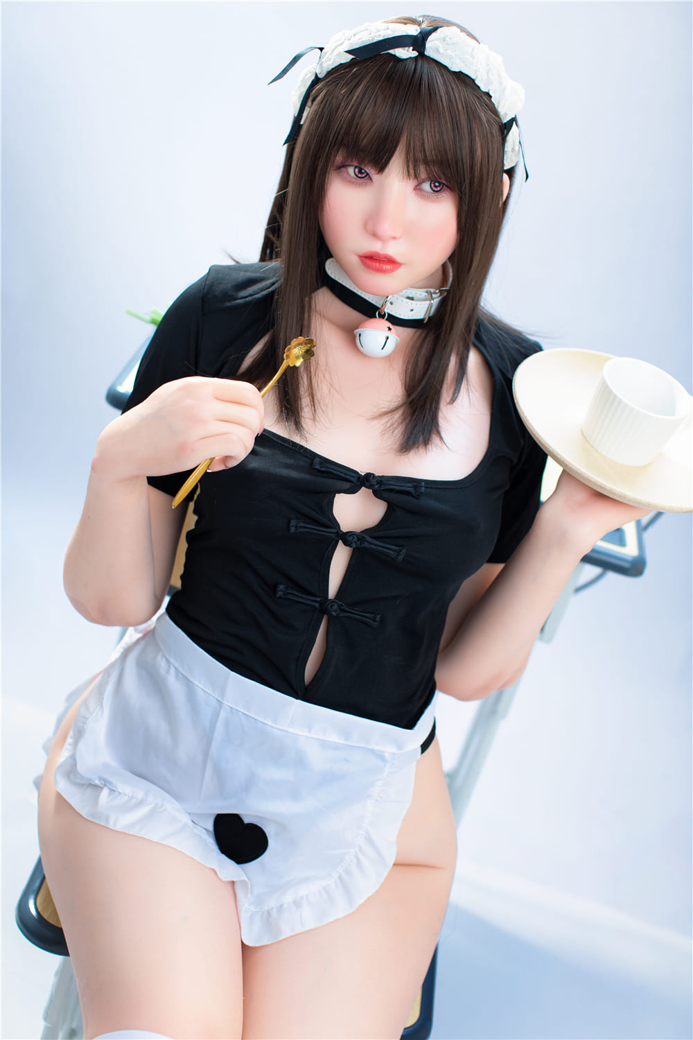 Секс-лялька Weiki фото 2 - SexDolls.com.ua Секс лялька Weiki тримає ложку