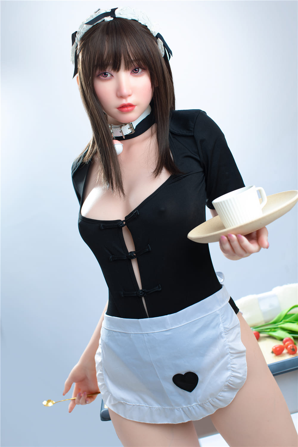 Секс-лялька Weiki фото 4 - SexDolls.com.ua Секс лялька Weiki тримає посуд