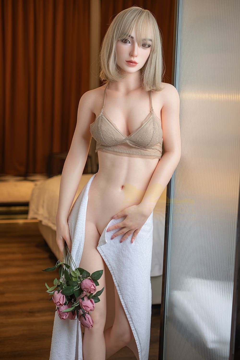 Секс-лялька Gia фото 10 - SexDolls.com.ua Секс лялька Gia в рушник стоїть