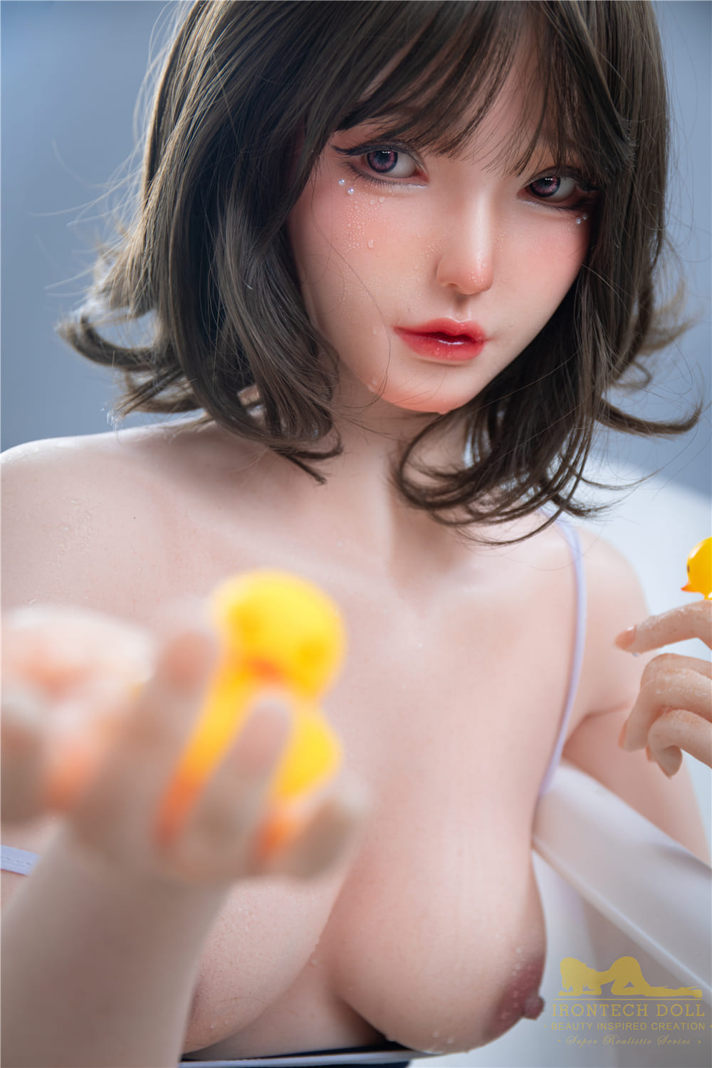 Секс-лялька Mei фото 14 - SexDolls.com.ua Секс лялька Mei тримає качечку