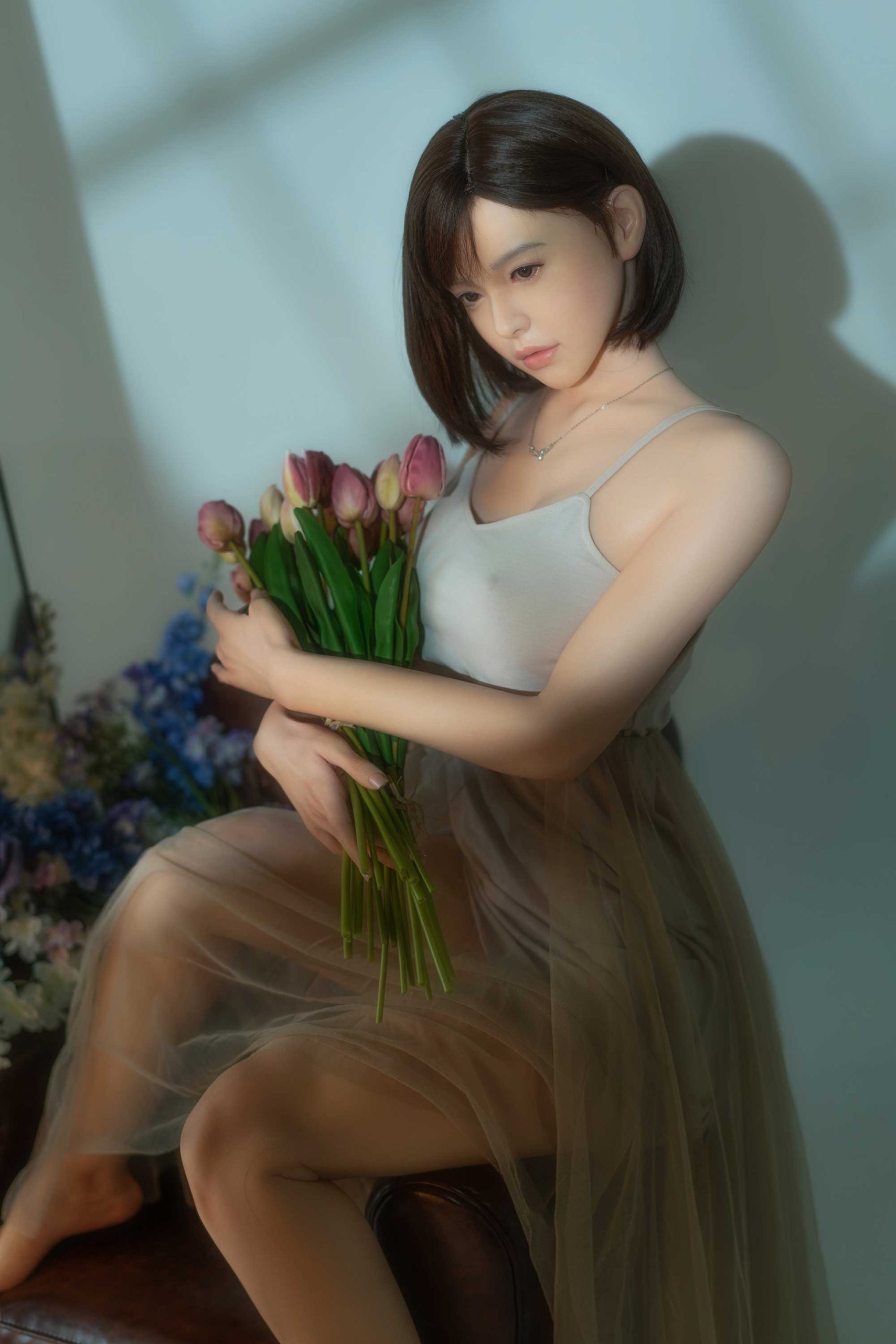 Секс-лялька Lynn з квітами в руках - SexDolls.com.ua Секс лялька Lynn тримає тюльпани