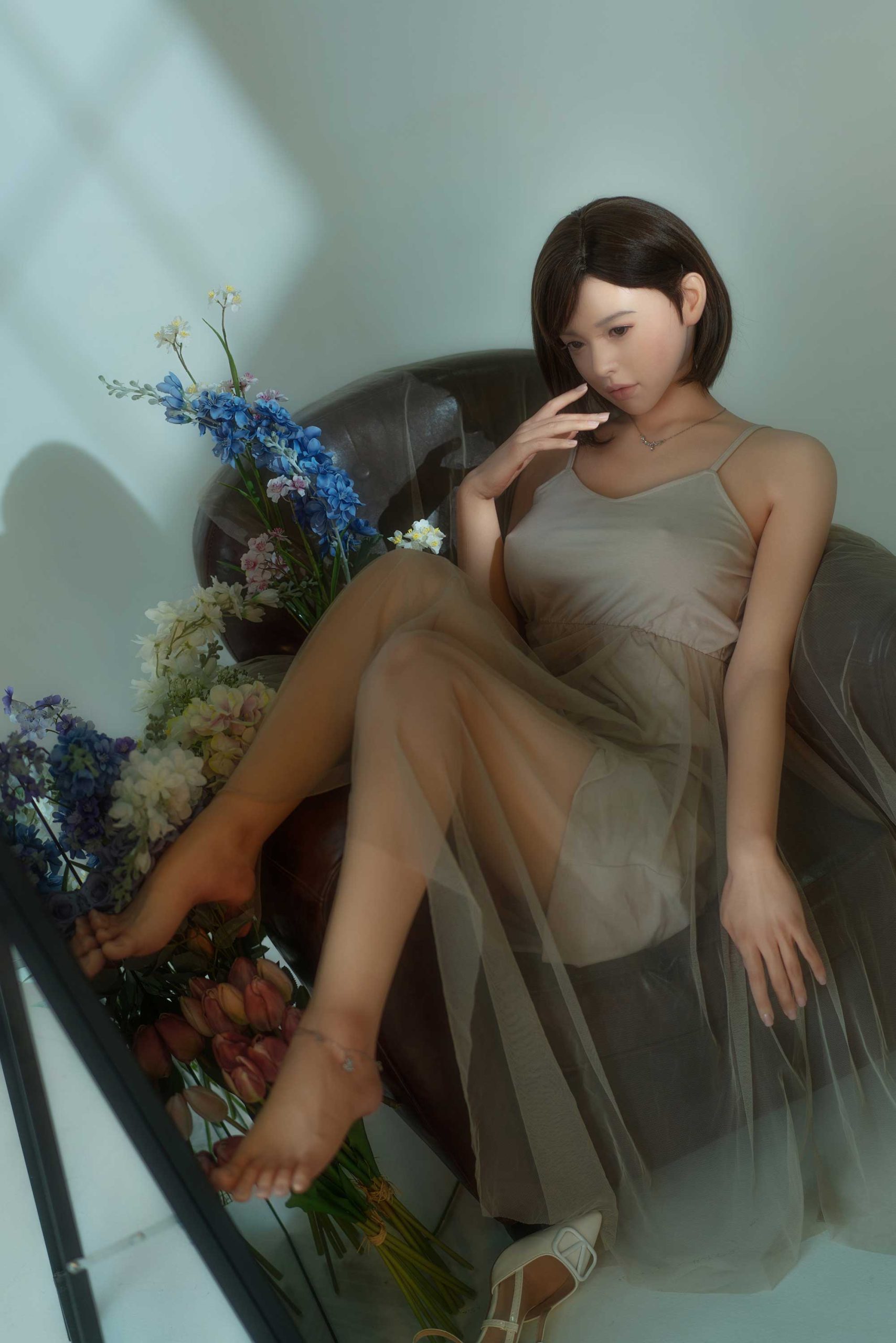 Секс-лялька Lynn фото 16 - SexDolls.com.ua Секс лялька Lynn на шкіряному кріслі