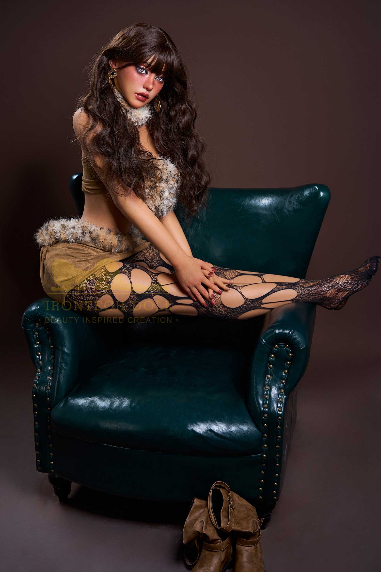 Секс-лялька Fierce фото 13 - SexDolls.com.ua Секс лялька Fierce дивиться в далечінь