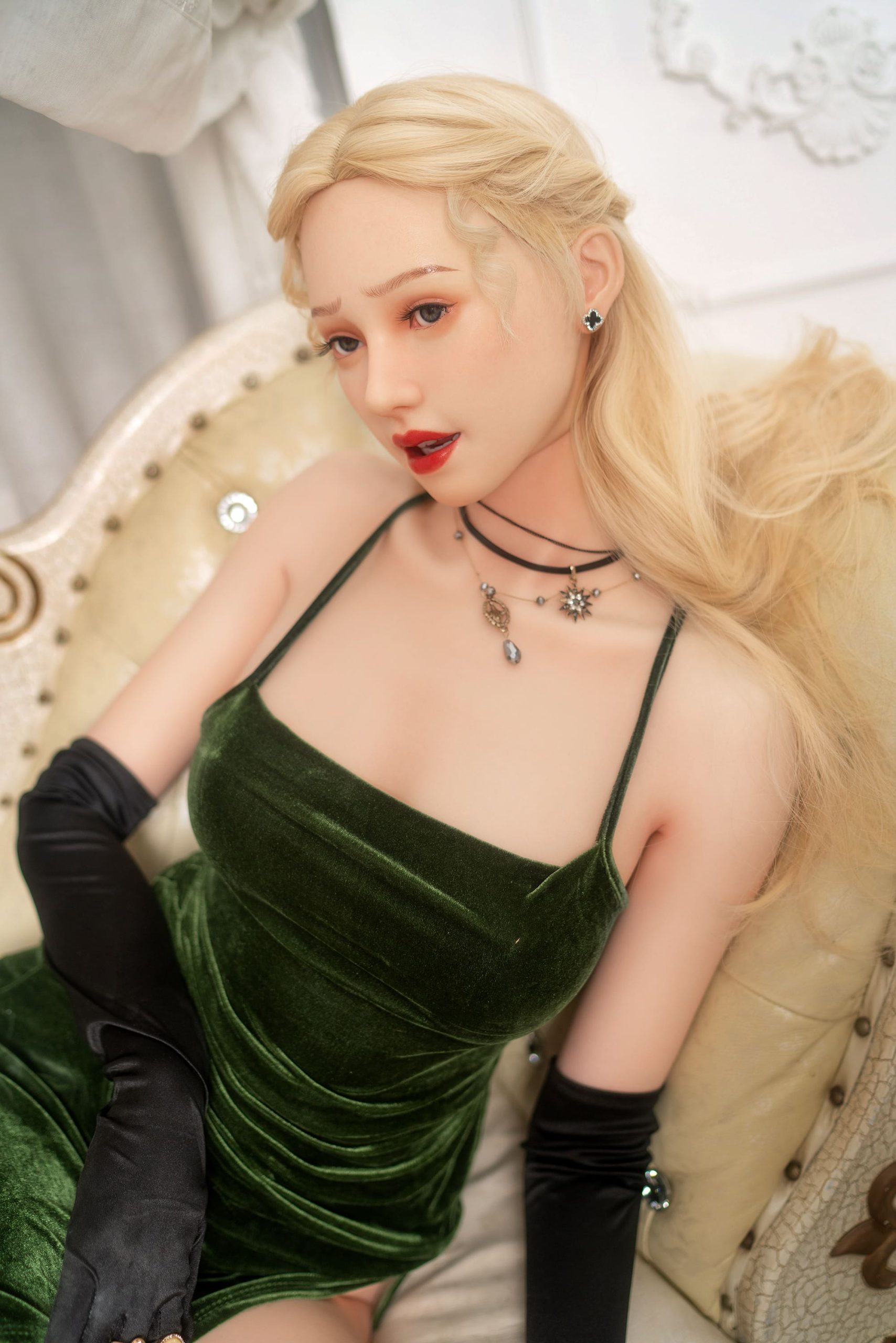 Секс-лялька Hortensia фото 11 - SexDolls.com.ua Секс лялька Hortensia в перчатках