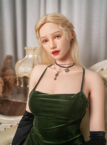 Секс-лялька Hortensia дивиться в камеру