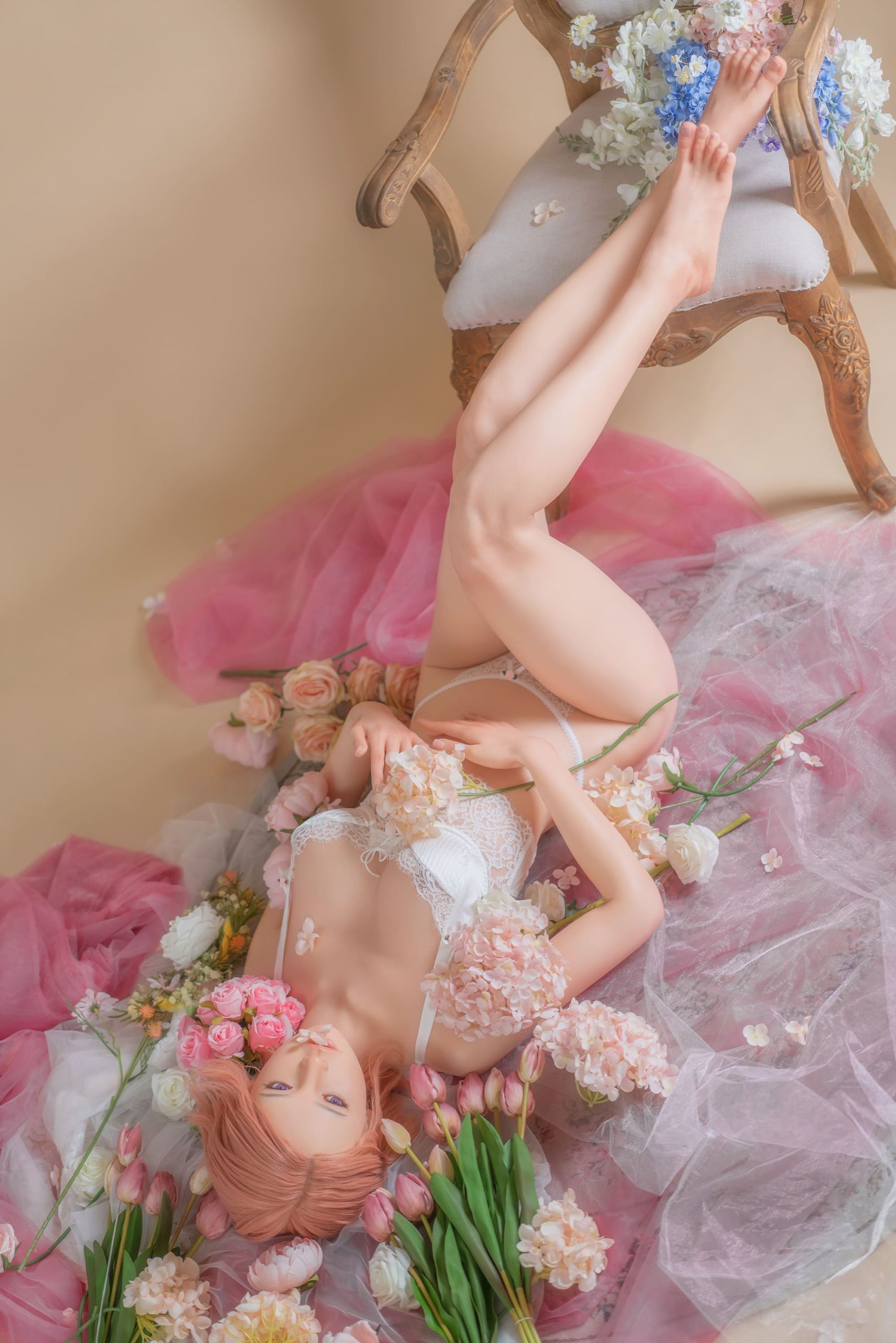 Секс-лялька Irena фото 5 - SexDolls.com.ua Секс лялька Irena лежить серед квітів
