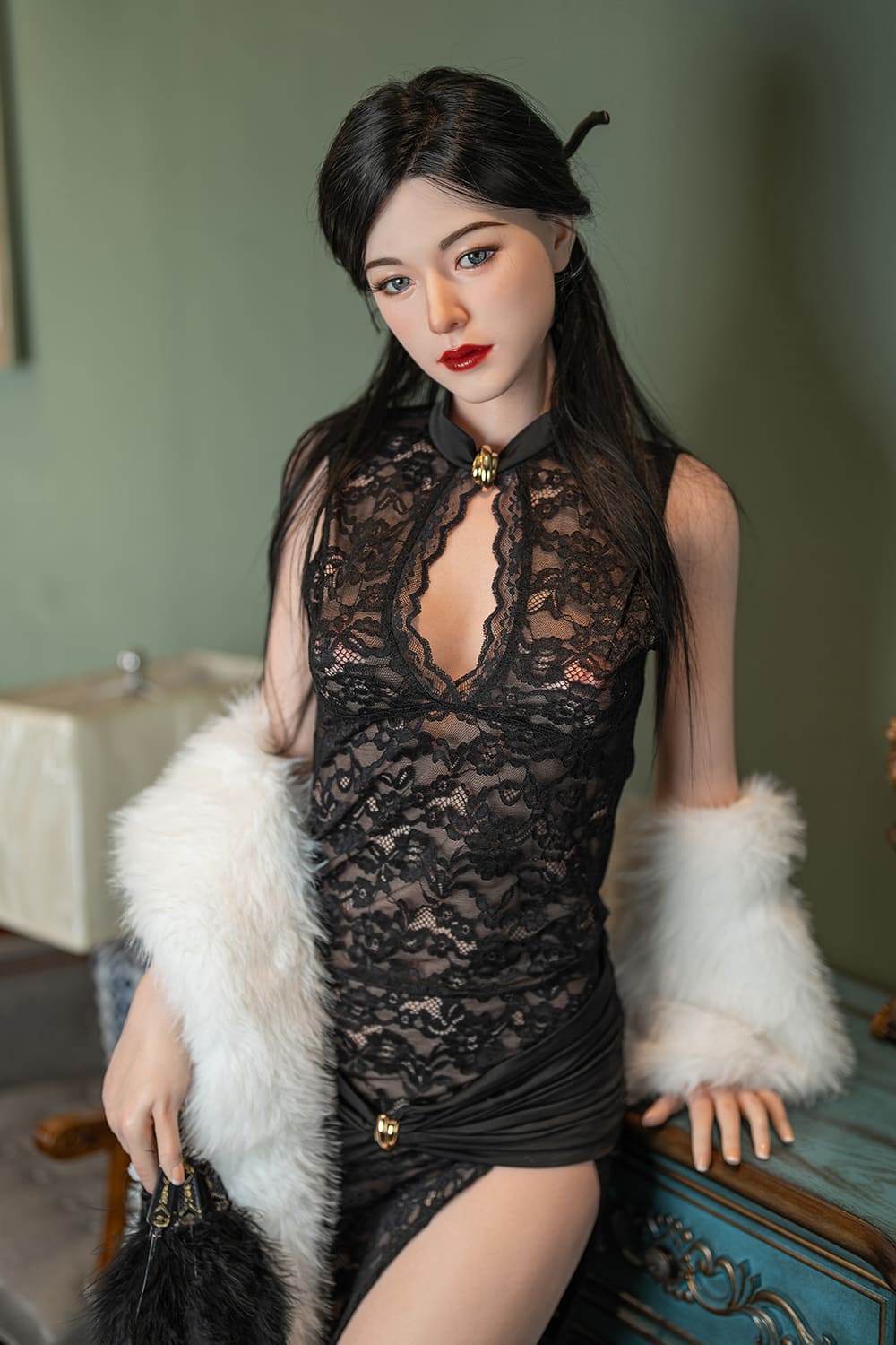 Секс-лялька Kelli фото 5 - SexDolls.com.ua Секс лялька Kelli стоїть в кімнаті