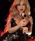 Секс лялька Roxie тримає мікрофон в руках