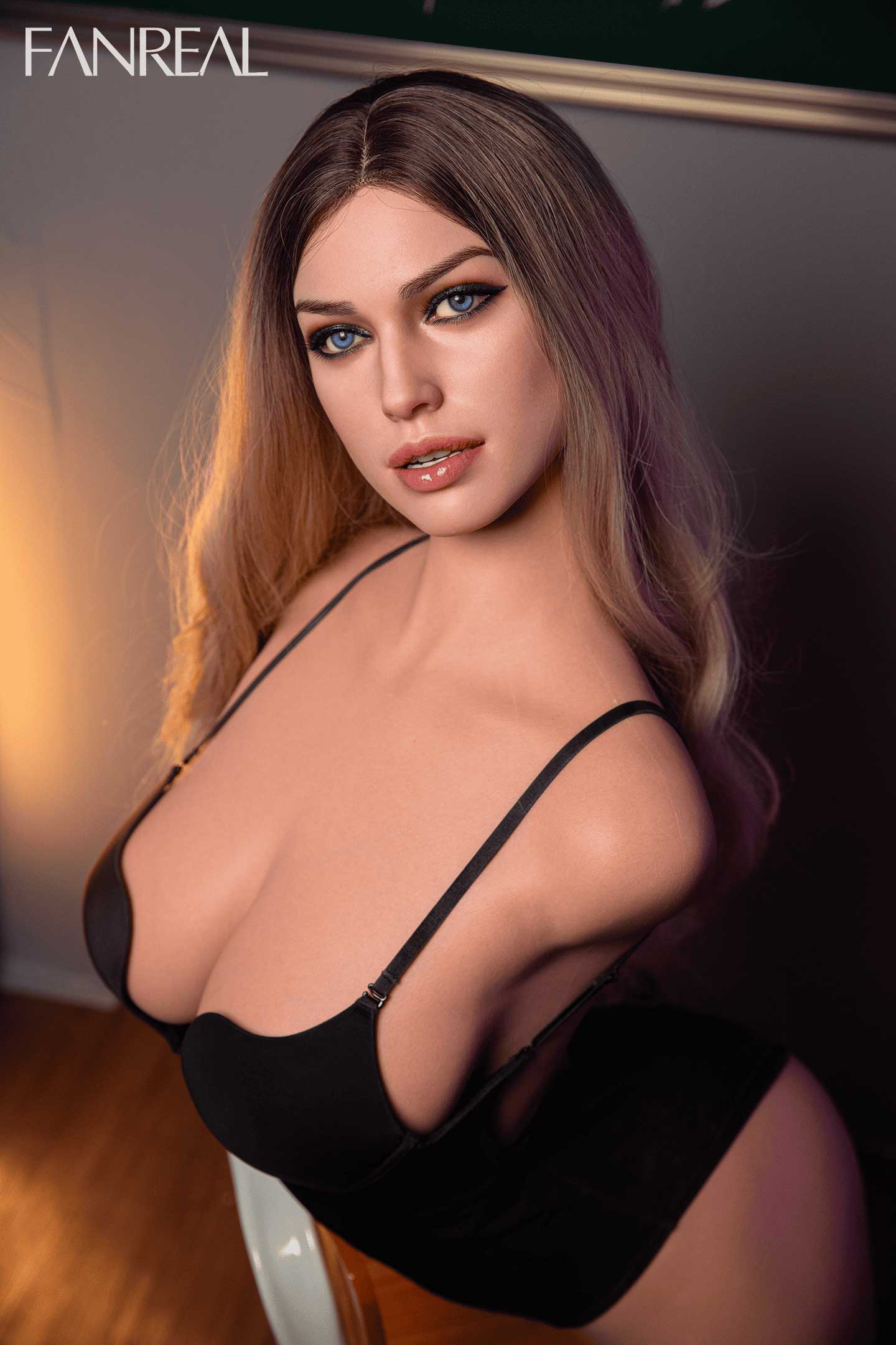 Торс секс-ляльки Adella фото 18 - SexDolls.com.ua Торс секс ляльки Adella дивиться в камеру