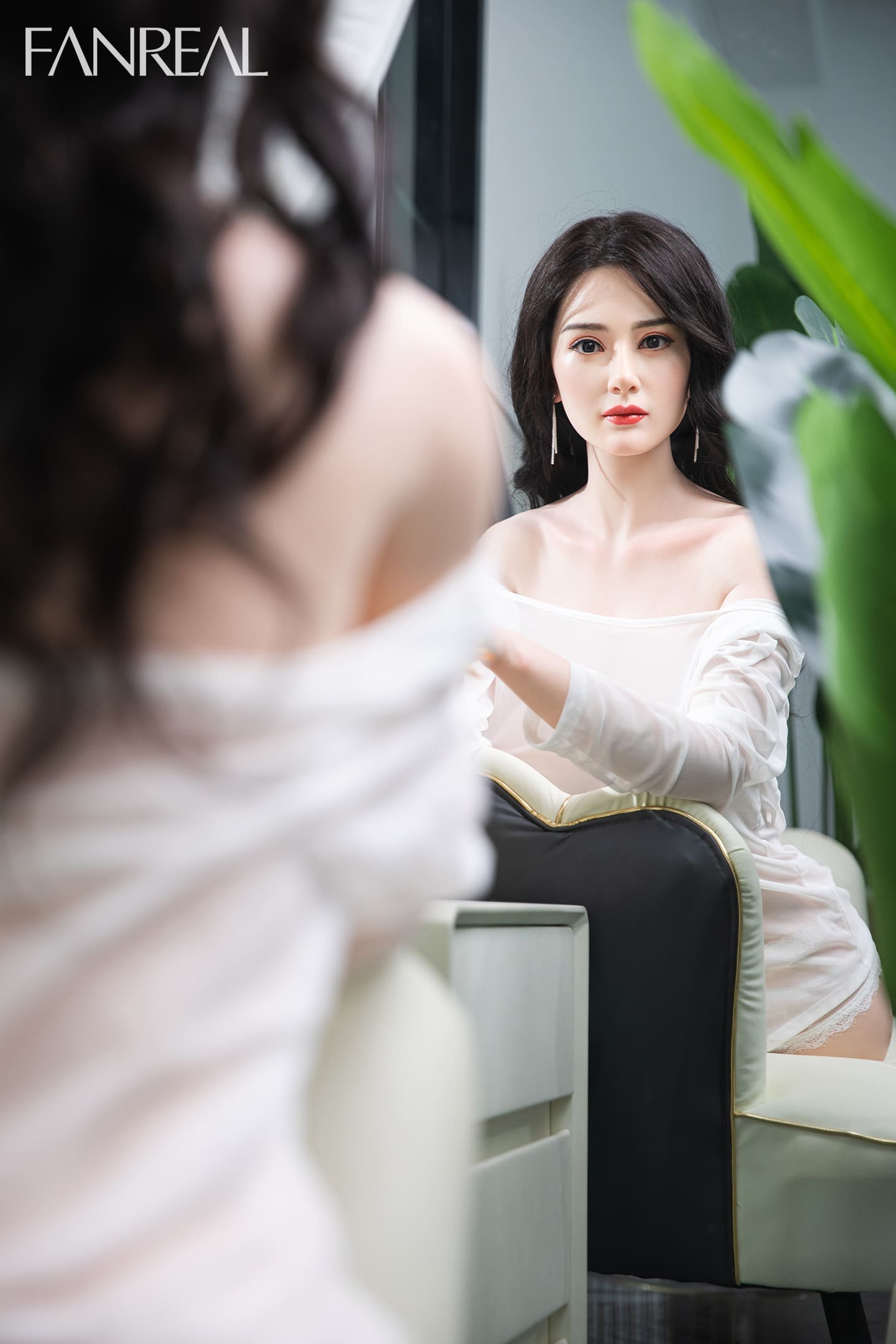 Торс секс-ляльки Ling фото 08 - SexDolls.com.ua Торс секс ляльки Ling біля зелені