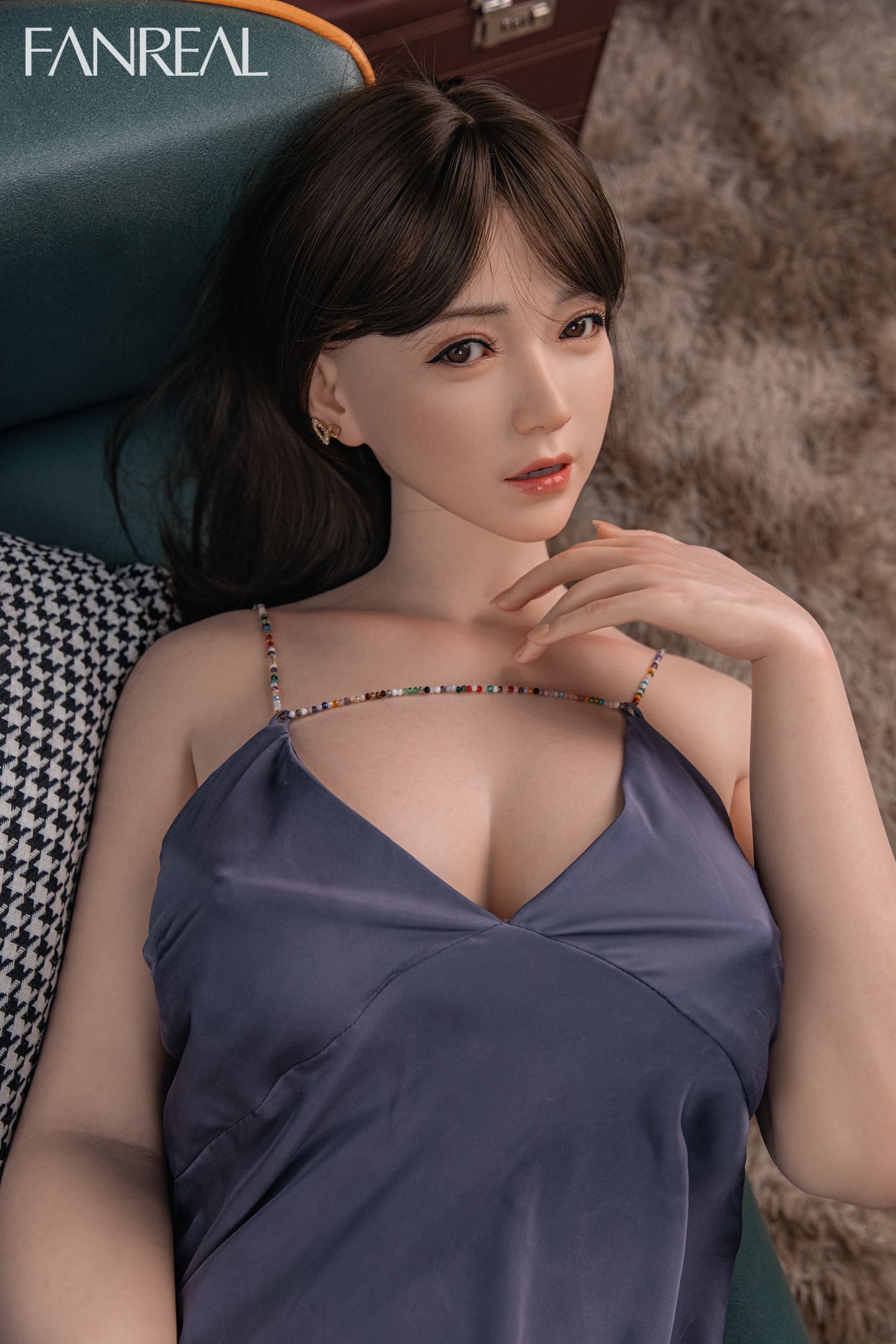 Торс секс-ляльки з головою Hue фото14 - SexDolls.com.ua Торс секс ляльки з головою Hue в сірій кофті